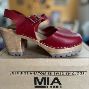 Mia Swedish Clogs bright red